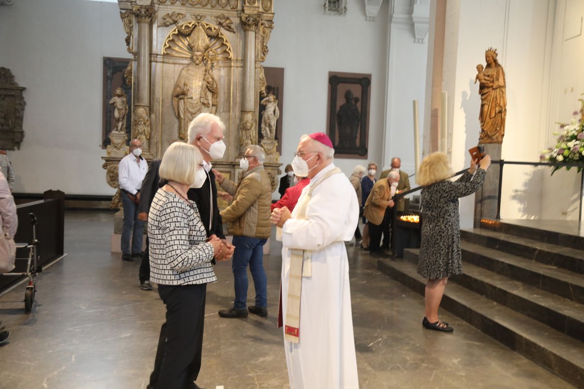 2621/0609 Ehejubilare Weihbischof Boom_27544 Weihbischof Boom und weiteren Priester und Diakone weihen Ehejubilare, die ihr goldenes, diamantenes oder eisernes Ehejubiläum feiern.