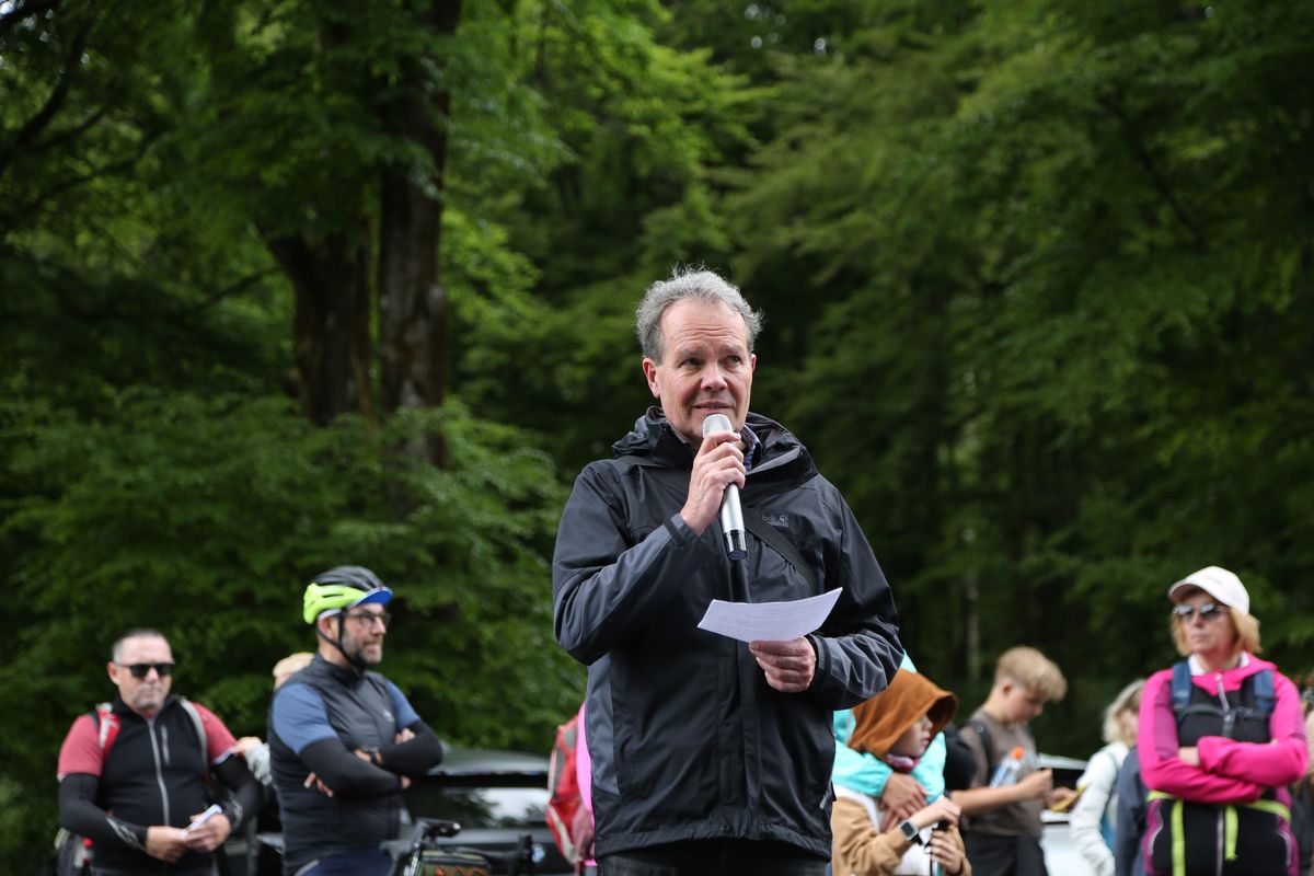 Fast 400 Gläubige haben an der Ökumenischen Kreuzbergwallfahrt mit Bischof Jung und Regionalbischöfin Bornowski teilgenommen.  Fast 400 Gläubige haben an der Ökumenischen Kreuzbergwallfahrt mit Bischof Jung und Regionalbischöfin Bornowski teilgenommen.