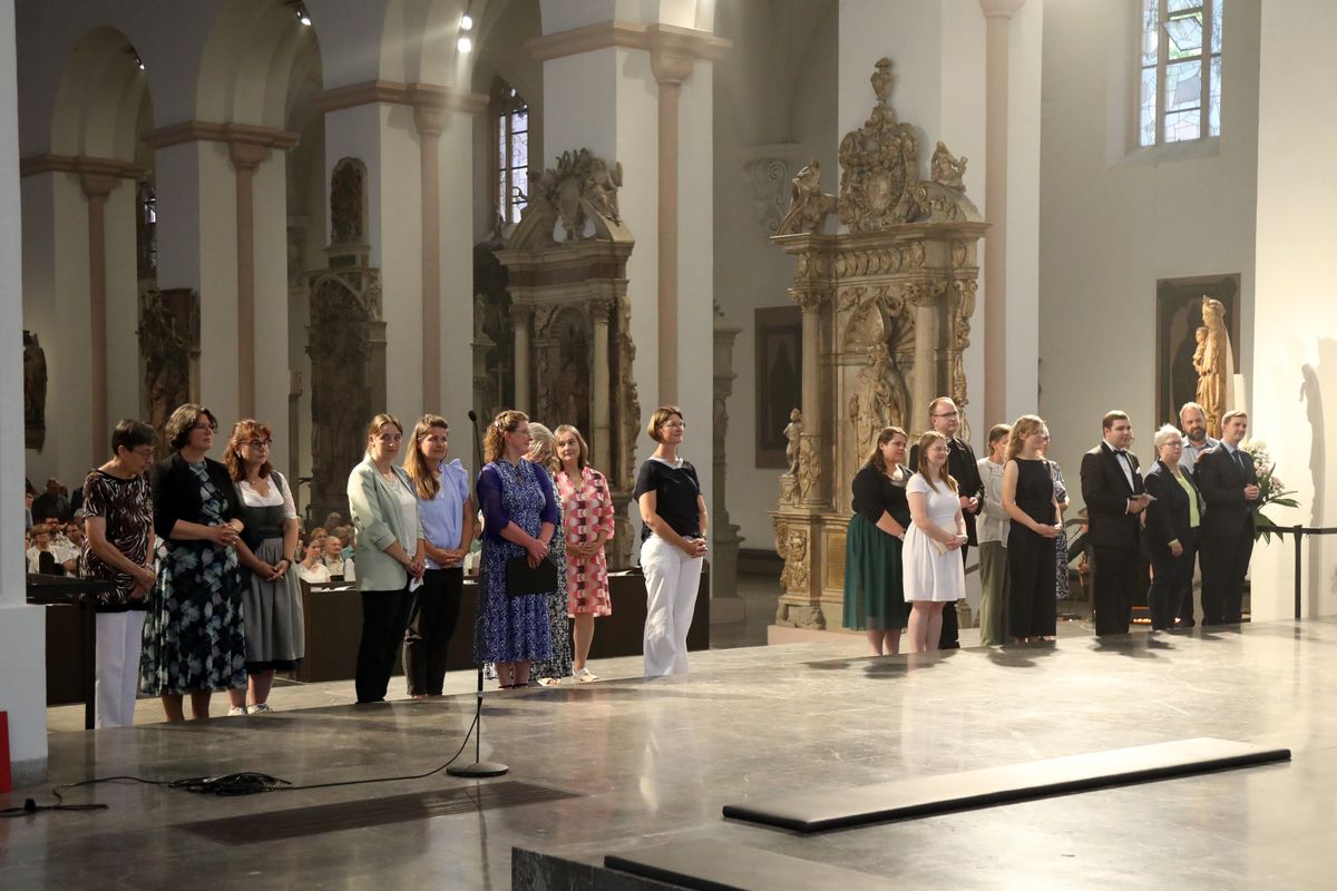 Fünf Frauen und zwei Männer hat Bischof Dr. Franz Jung bei einem Pontifikalgottesdienst am Freitag, 18. Juli 2025, als Pastoral- beziehungsweise Gemeindereferentinnen und -referenten beauftragt.