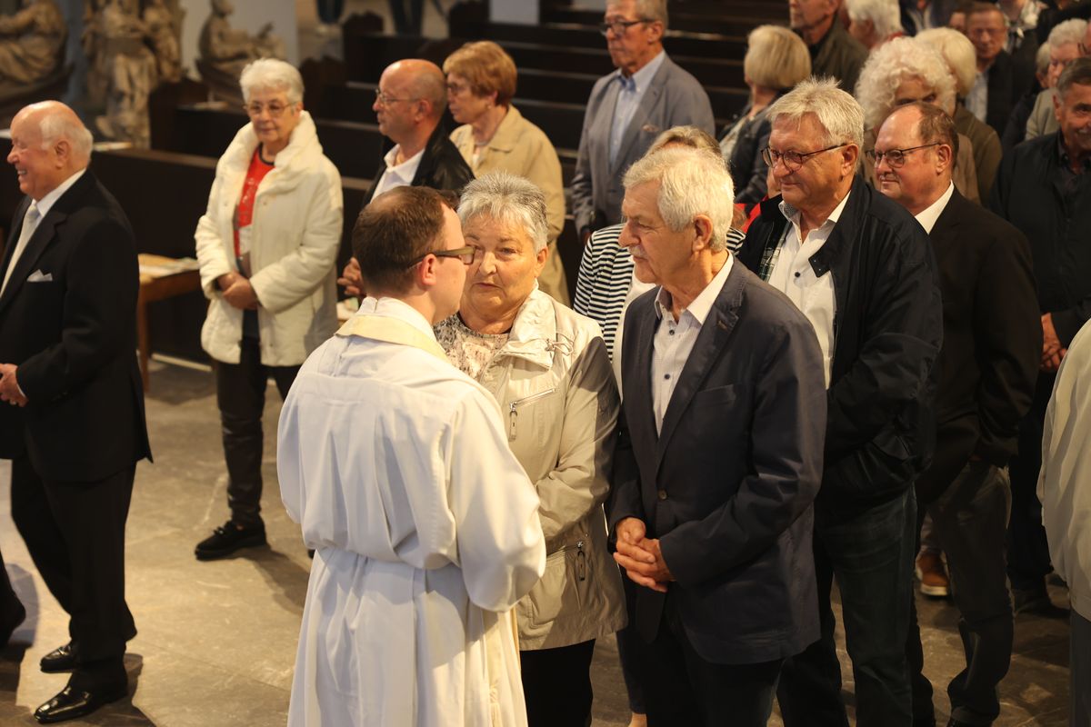 Seelsorgerinnen und Seelsorger spendeten nach dem Gottesdienst den Jubelpaaren individuell den Segen. 