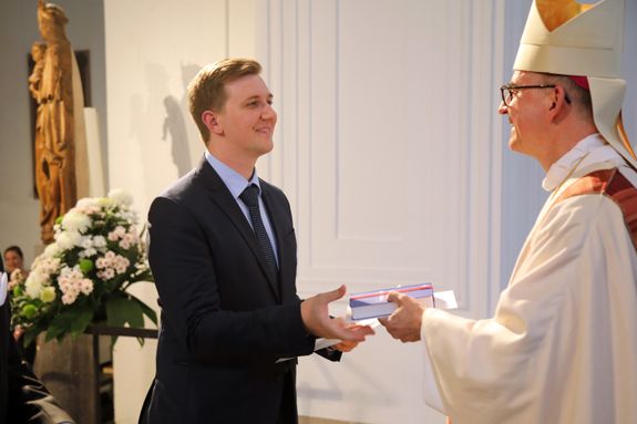 Bischof Dr. Franz Jung beauftragt Lukas Lunk als Pastoralreferenten.