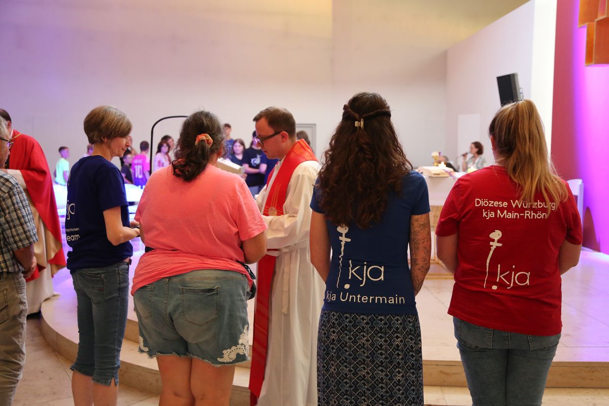 Am Tag der Jugend hat Weihbischof Paul Reder im Anschluss an ein buntes Workshop-Programm einen Kiliani-Gottesdienst mit den Jugendlichen im Kilianeum in Würzburg gefeiert.