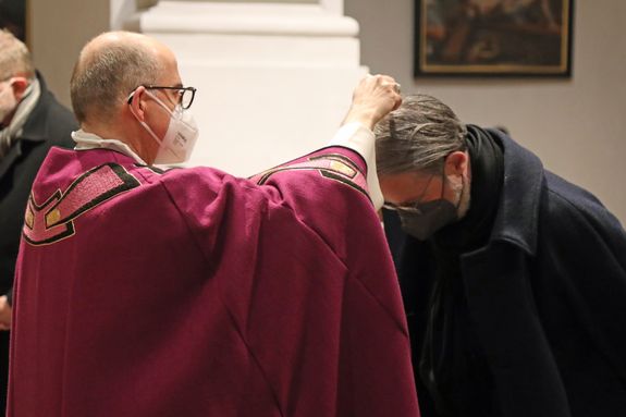 Bischof Dr. Franz Jung legte mit Weihbischof Ulrich Boom, Pfarrer Robert Borawski und Diakon i. R. Anton Blum den Menschen im Neumünster das Aschenkreuz auf.