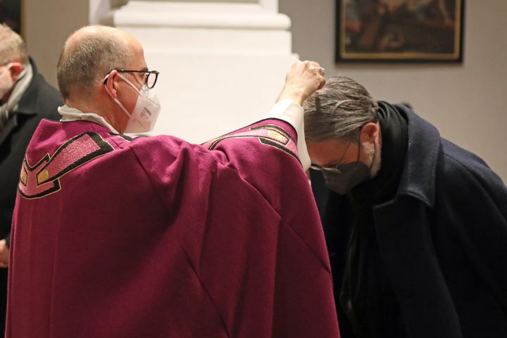 Bischof Dr. Franz Jung legte mit Weihbischof Ulrich Boom, Pfarrer Robert Borawski und Diakon i. R. Anton Blum den Menschen im Neumünster das Aschenkreuz auf.