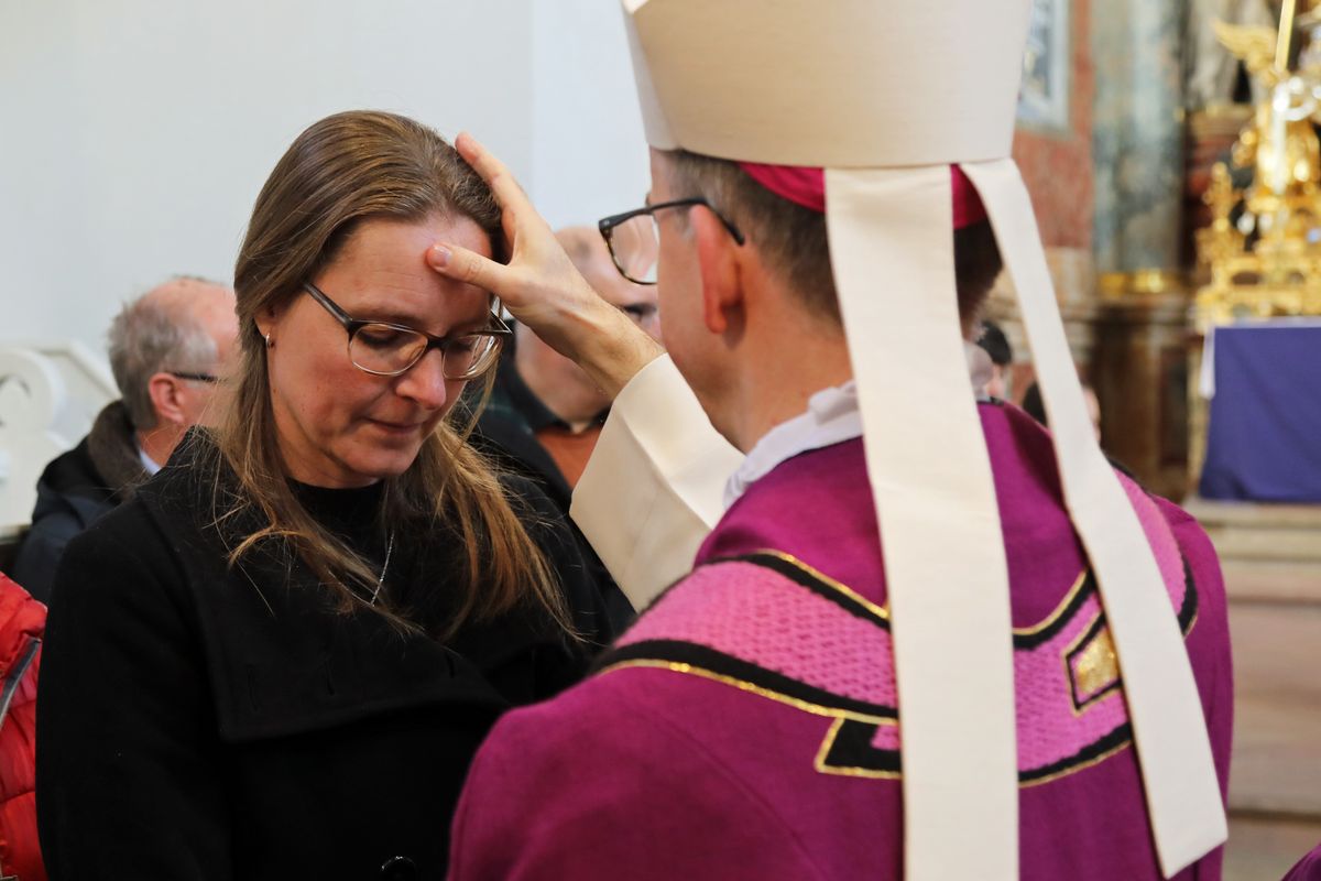 Bei einer Feier im Neumünster ließ Bischof Dr. Franz Jung 20 Erwachsene zu Taufe, Firmung und Eucharistie zu sowie eine Bewerberin für die Erwachsenenfirmung.