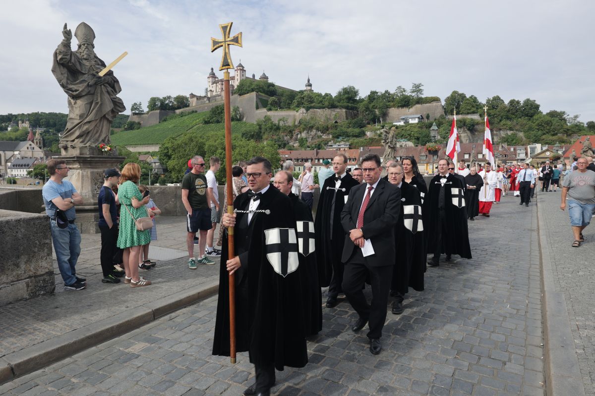 Mit einer Reliquienprozession von Sankt Burkard über die Alte Mainbrücke und einem Pontifikalgottesdienst im Kiliansdom ist am Sonntag, 6. Juli, die Kiliani-Wallfahrtswoche 2025 eröffnet worden.