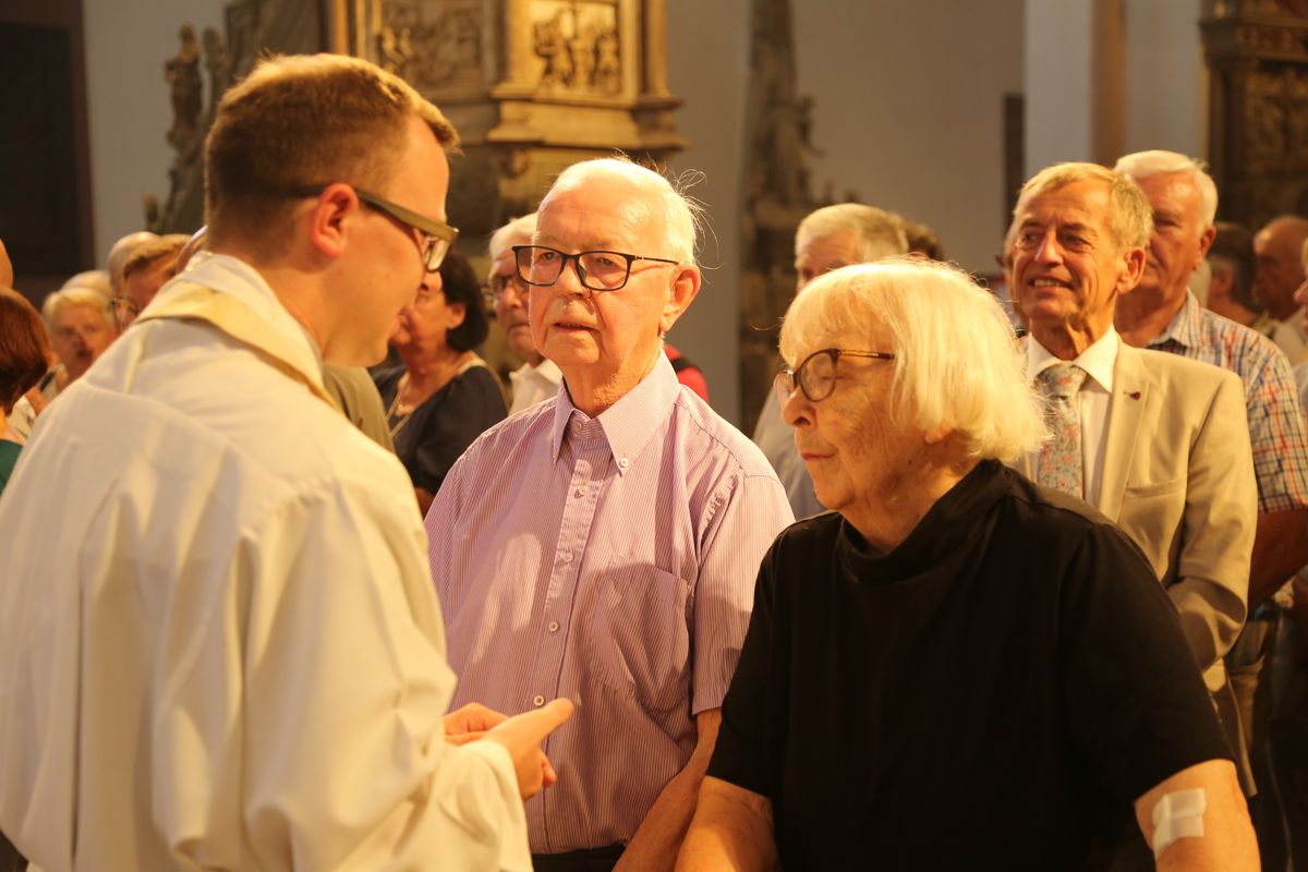 Rund 250 Ehejubilare haben am Freitagnachmittag, 4. Juli, im Kiliansdom in einem Pontifikalgottesdienst mit Weihbischof em. Ulrich Boom ihr Eheversprechen erneuert. 