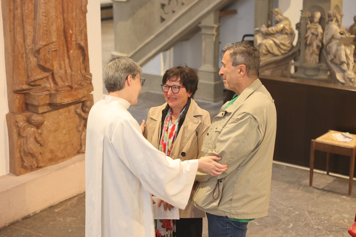 Seelsorgerinnen und Seelsorger spendeten nach dem Gottesdienst den Jubelpaaren individuell den Segen. 