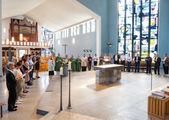 Zum Abschluss des Gottesdienstes versammelten sich alle Teilnehmerinnen und Teilnehmer zu einem gemeinsamen Lied vor dem Altar.