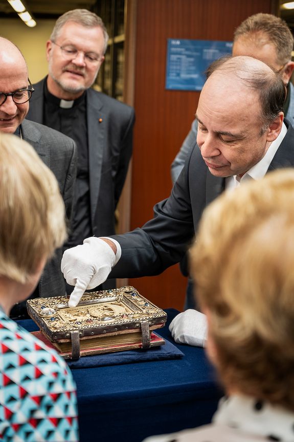 In der Universitätsbibliothek bekamen Bischof Dr. Franz Jung und eine Delegation aus Irland wertvolle Handschriften mit Irlandbezug von Einrichtungsleiter Dr. Hans-Günter Schmidt gezeigt. In der Universitätsbibliothek bekamen Bischof Dr. Franz Jung und eine Delegation aus Irland wertvolle Handschriften mit Irlandbezug von Einrichtungsleiter Dr. Hans-Günter Schmidt gezeigt.