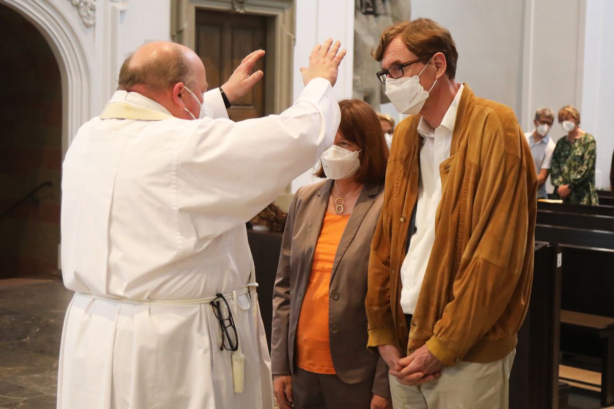 2621/0613 Gottesdienst für Ehejubilare Generalvikar Dr. Vorndran am Freitag, 25. Juni 2021_27643 Generalvikar Dr. Jürgen Vorndran feierte am Freitagabend, 25. Juni, einen Dankgottesdienst mit Ehepaaren, die seit 25 Jahren verheiratet sind. Anschließend spendeten der Generalvikar sowie weitere Priester und Diakone den Jubilaren mit Abstand den Segen.