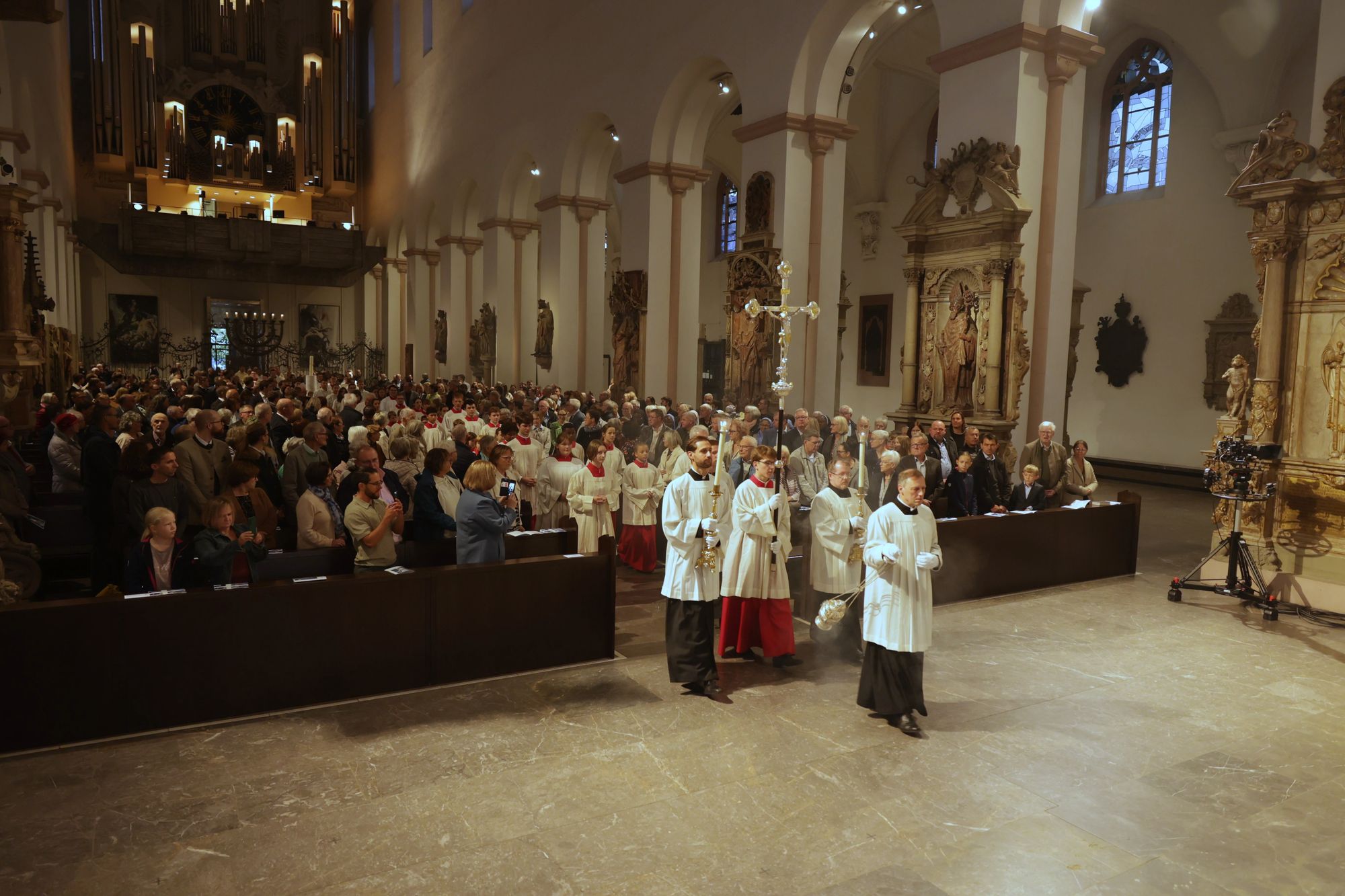 Bei einem Pontifikalgottesdienst am Samstag, 27. September, weihte Weihbischof Paul Reder drei Männer im Würzburger Kiliansdom zu Diakonen. Bei einem Pontifikalgottesdienst am Samstag, 27. September, weihte Weihbischof Paul Reder drei Männer im Würzburger Kiliansdom zu Diakonen.
