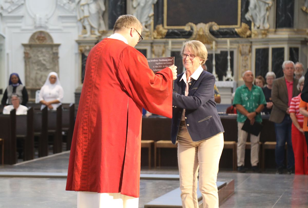 Vertreterinnen und Vertreter der Verbände brachten symbolische Gaben vor den Altar.