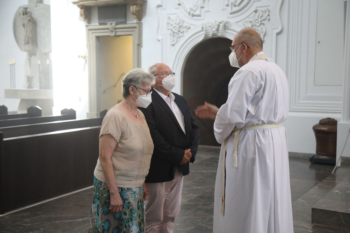 2621/0622 - Ehejubilare Gold mit Weihbischof Ulrich Boom_27918 Weihbischof Ulrich Boom feierte am Montagnachmittag, 26. Juni, einen Gottesdienst für Ehepaare, die 2020 oder 2021 ihr goldenes, diamantenes oder eisernes Ehejubiläum hatten. Im Anschluss konnten sich die Paare segnen lassen.