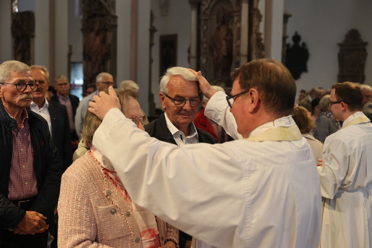 Seelsorgerinnen und Seelsorger spendeten nach dem Gottesdienst den Jubelpaaren individuell den Segen. 