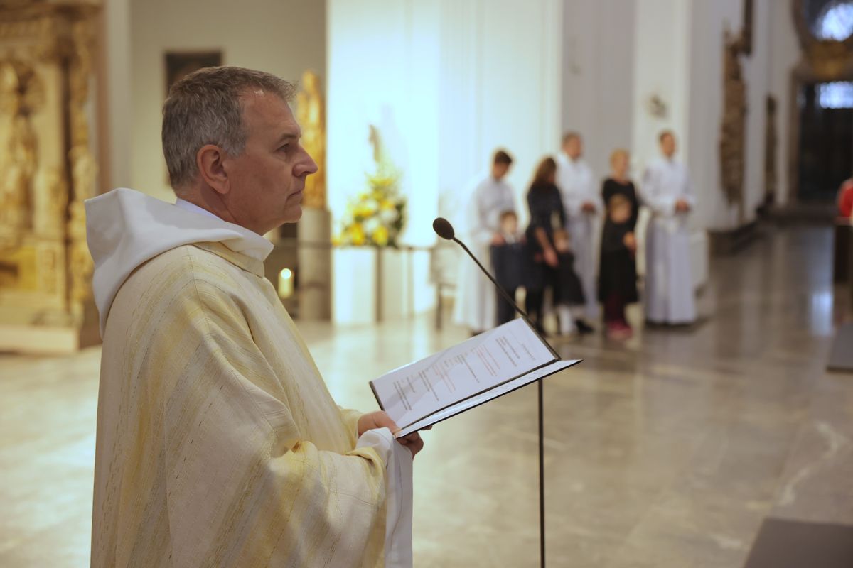 Bei einem Pontifikalgottesdienst am Samstag, 27. September, weihte Weihbischof Paul Reder drei Männer im Würzburger Kiliansdom zu Diakonen.