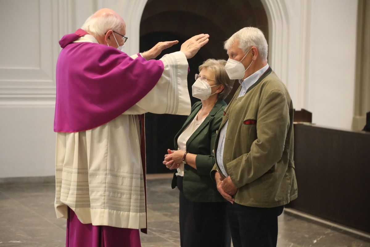 2721/0637-Dankgottesdienst für Ehejubilare mit Bischof Dr. Franz Jung_28324 Bischof Dr. Franz Jung hat am Mittwochabend, 30. Juni, einen Gottesdienst im Würzburger Kiliansdom gefeiert.