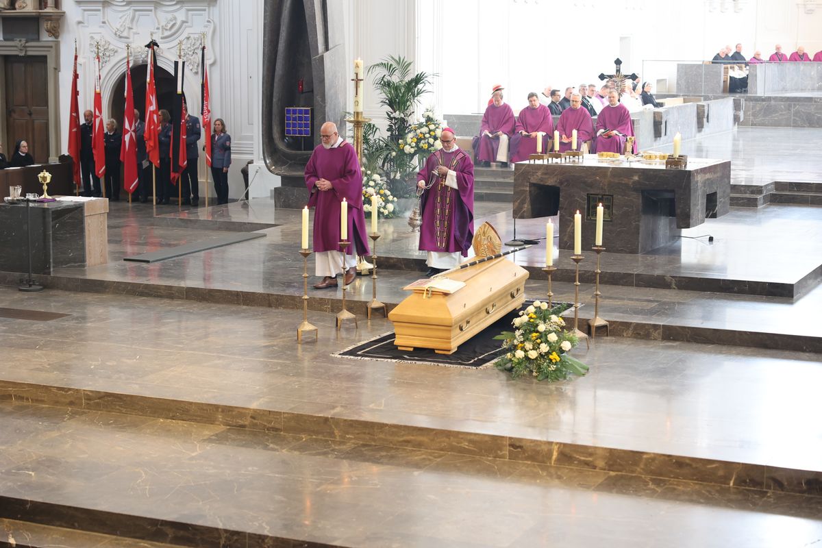 Bischof Dr. Franz Jung feierte am Samstag, 12. Oktober, im Würzburger KIliansdom ein Pontifikalrequiem für Weihbischof em. Helmut Bauer. Die anschließende Beisetzung leitete Dompropst Weihbischof Paul Reder.