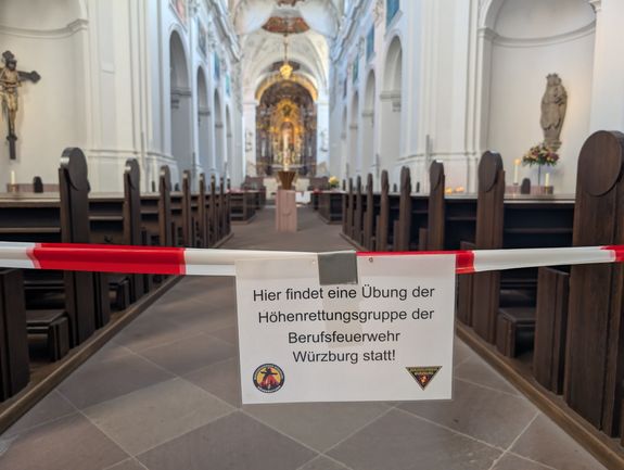 4225/1057 Höhenrettung Würzburg 2025_62953