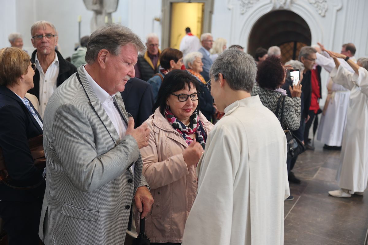 Seelsorgerinnen und Seelsorger spendeten nach dem Gottesdienst den Jubelpaaren individuell den Segen. 