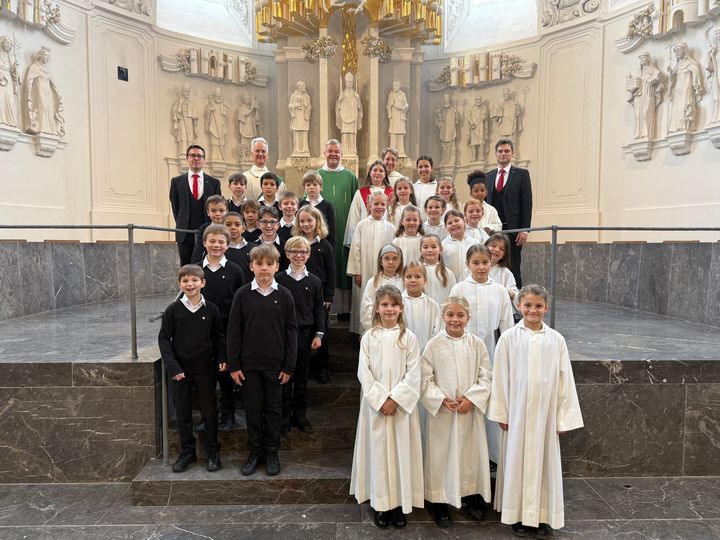 Die neuen Sängerinnen und Sänger der Dommusik zusammen mit Domdekan Dr. Jürgen Vorndran (hinten, Mitte), Domkantor Julian Beutmiller (links), Domkapellmeister Alexander Rüth (rechts) und Gemeindereferentin Alexandra Eck, Geistliche Begleiterin der Dommusik (hinten, zweite von rechts). Hinten zweiter von links: Ordinariatsrat Diakon Dr. Martin Faatz.