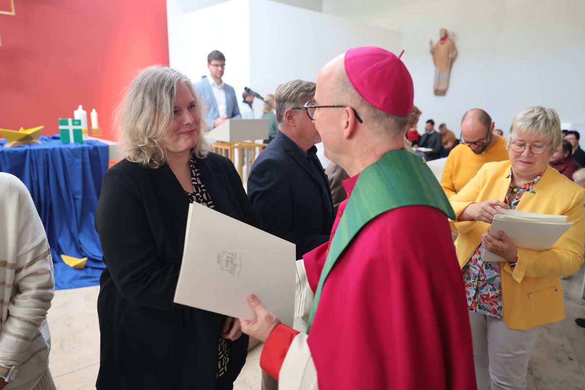 Bei einem Gottesdienst in der Jugendkirche Würzburg hat Bischof Dr. Franz Jung am Freitag, 25. Oktober, insgesamt 47 Personen für die Schulpastoral beauftragt.