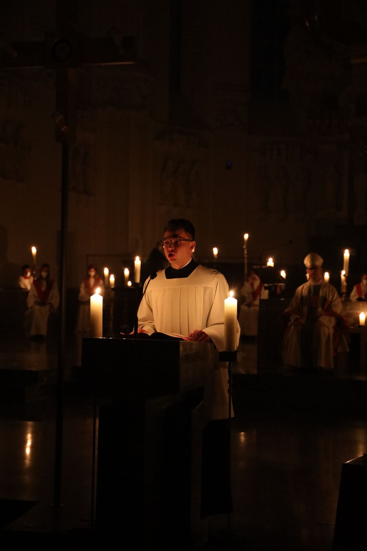 Während der Lichtfeier beleuchtete nur das Licht von Kerzen den Kiliansdom.