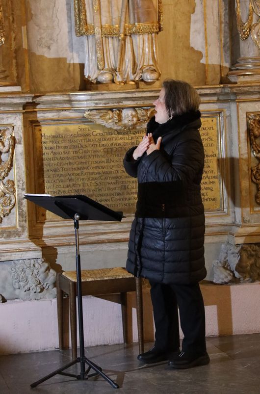 Eine Gebärdendolmetscherin übersetzte die Texte für die mitfeiernden Gehörlosen. Eine Gebärdendolmetscherin übersetzte die Texte für die mitfeiernden Gehörlosen.