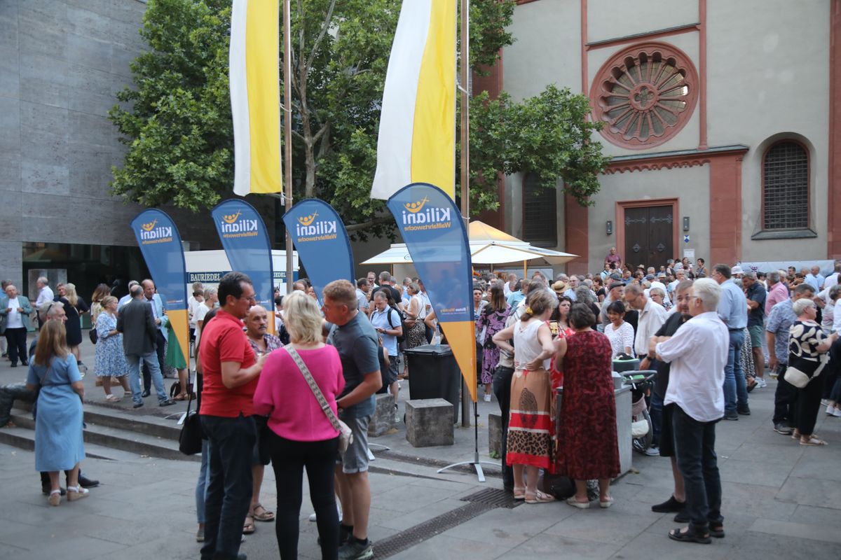 Mit rund 1000 Eheleuten, die in diesem Jahr Silberhochzeit haben, feierte Bischof Dr. Franz Jung am Freitagabend, 4. Juli 2025, einen Pontifikalgottesdienst im Kiliansdom. Im Anschluss erteilten er, Weihbischof Paul Reder sowie weitere Seelsorgerinnen und Seelsorger den Paaren einzeln den Segen.