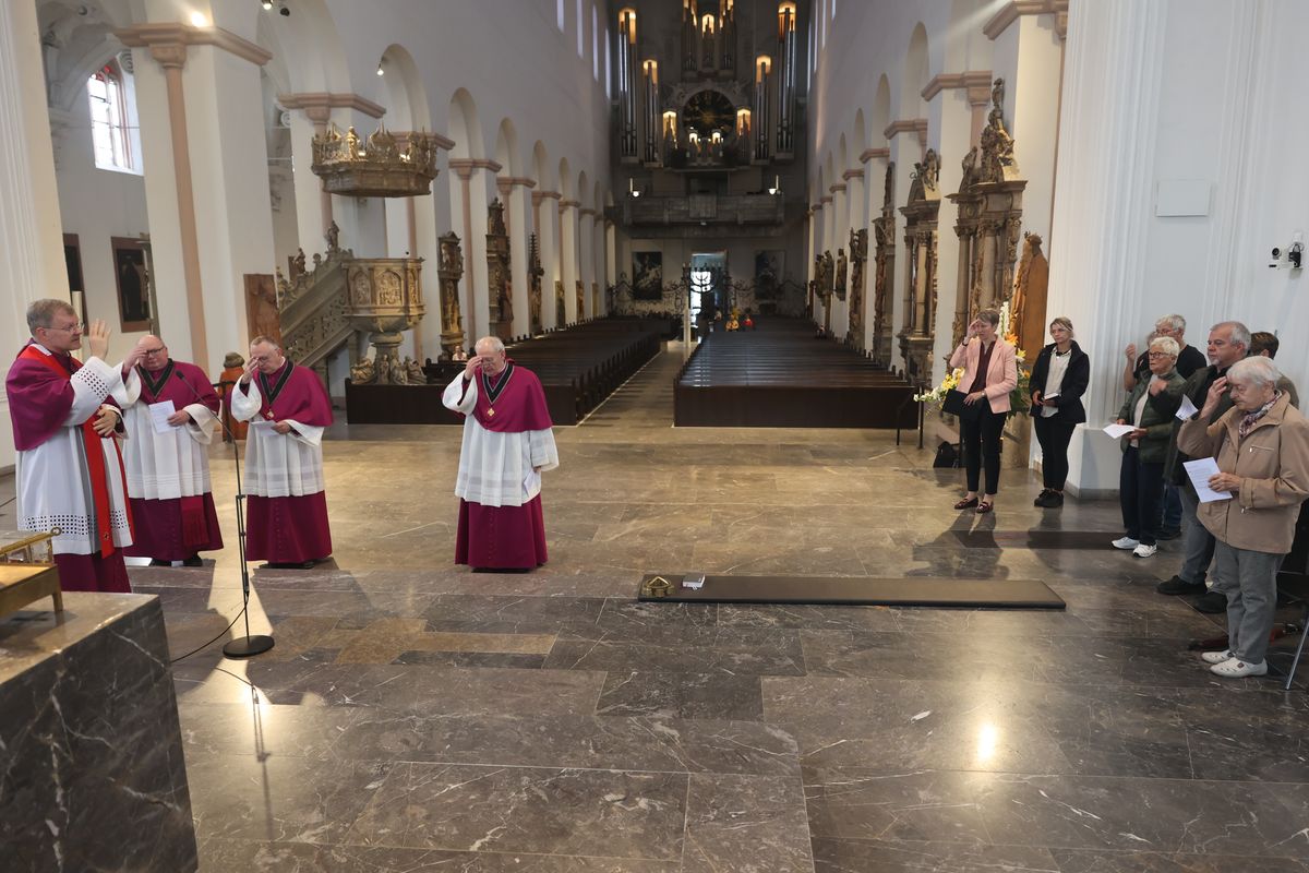Bei einer liturgischen Feier am Donnerstag, 26. September, sind die Reliquien der Frankenapostel Kilian. Kolonat und Totnan aus dem Altar des Kiliansdom  genommen und im Anschluss für den Transport in Richtung Irland verladen worden. Von Mittwoch, 2., bis Sonntag, 6. Oktober, begleiten Bischof Dr. Franz Jung und Generalvikar Dr. Jürgen Vorndran mit einer Pilgergruppe aus dem Bistum den Kilianschrein bei dessen vorübergehendem  Irland-Aufenthalt. 