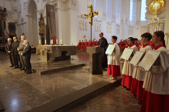 Vier Männern überreichte Bischof Dr. Franz Jung am Montagabend, 7. Juli, im Würzburger Kiliansdom im Namen von Papst Leo den päpstlichen Silvesterorden: Norbert Baumann, Dr. Harald Ebert, Hans-Georg von Mallinckrodt und Professor Dr. Klaus Reder.
