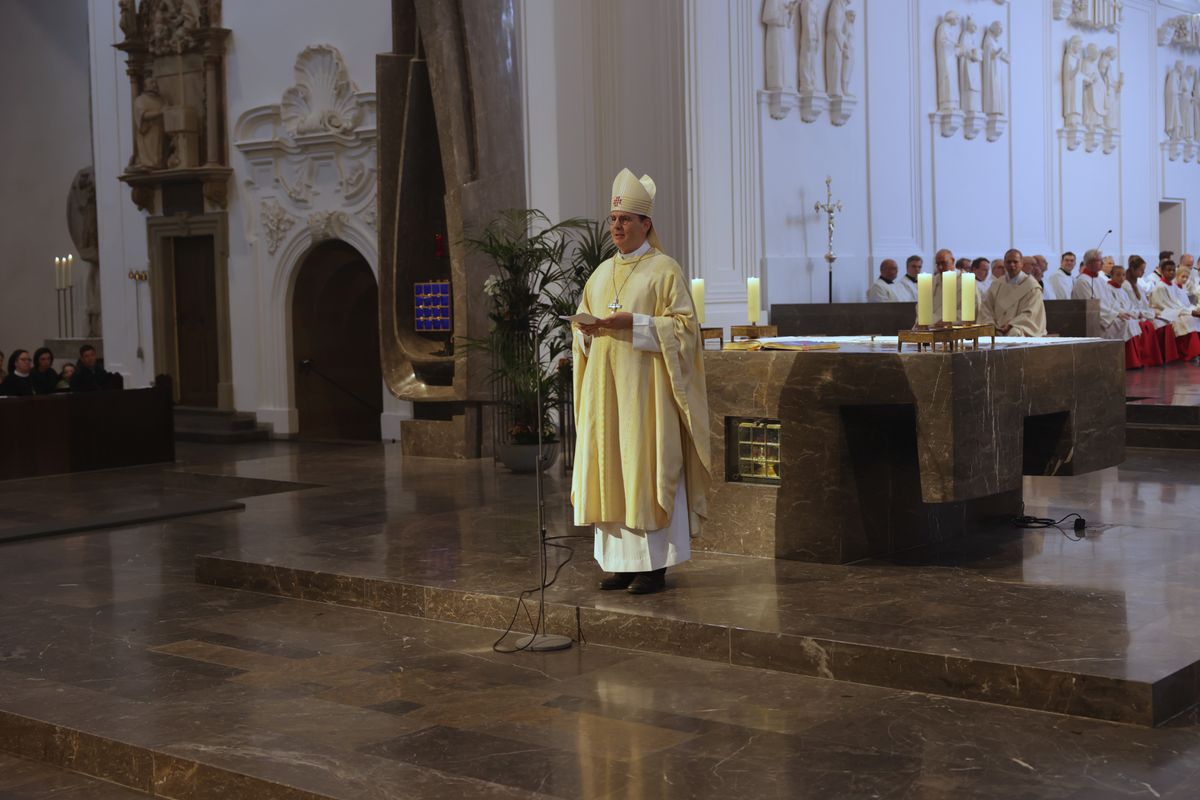 Bei einem Pontifikalgottesdienst am Samstag, 27. September, weihte Weihbischof Paul Reder drei Männer im Würzburger Kiliansdom zu Diakonen.