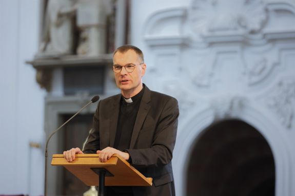 Professor Dr. Dr. Thomas Marschler, Inhaber des Lehrstuhls für Dogmatik an der Universität Augsburg, hielt beim „Tag der Besinnung“ für Priester, Diakone, Alumni und Diakonatsbewerber einen Vortrag zum Thema „Priesterlicher Dienst in einer priesterlichen Kirche“ im Kiliansdom