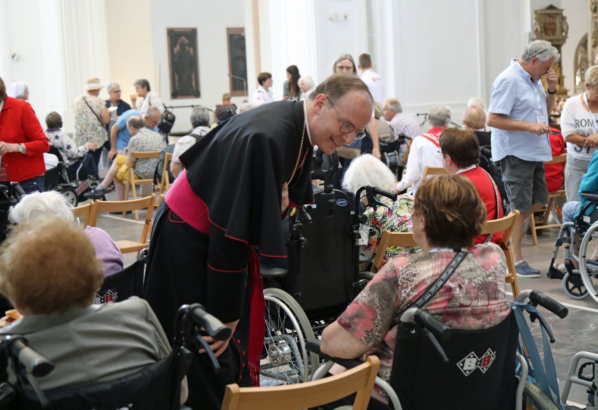 Weihbischof Paul Reder feierte am Samstag, 13. Juli, einen Kiliani-Gottesdienst für Menschen im Alter, in Krankheit und mit Behinderung im Kiliansdom.  Der Weihbischof nahm sich anschließend noch Zeit für persönliche Gespräche. 