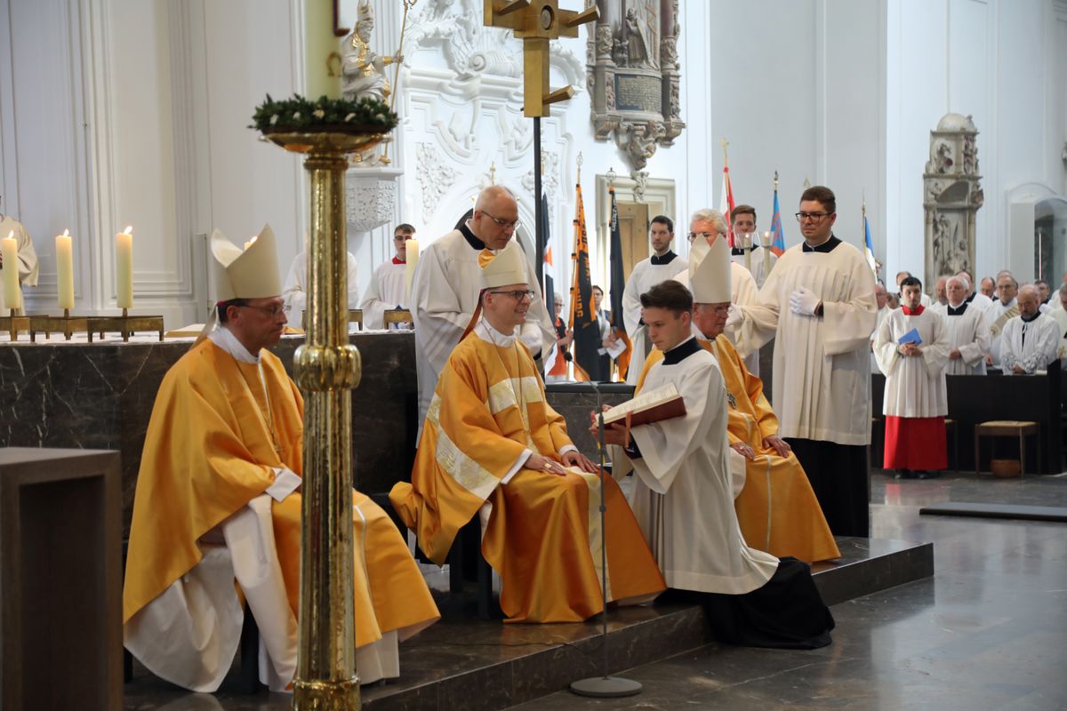 Bei einem Pontifkalgottesdienst im Würzburger Kiliansdom ist an Christi Himmelfahrt, 9. Mai 2024, Weihbischof Paul Reder zum Bischof geweiht worden.