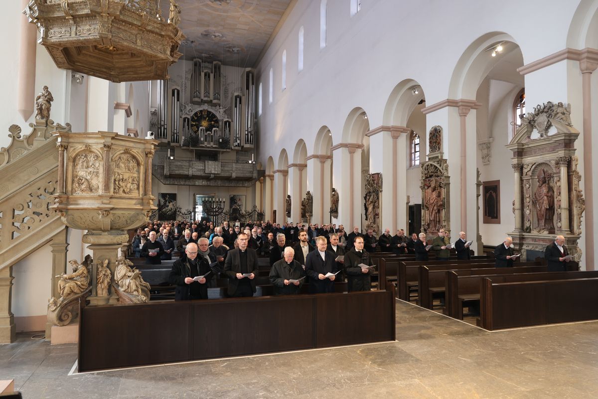 Professor Dr. Dr. Thomas Marschler, Inhaber des Lehrstuhls für Dogmatik an der Universität Augsburg, hielt beim „Tag der Besinnung“ für Priester, Diakone, Alumni und Diakonatsbewerber einen Vortrag zum Thema „Priesterlicher Dienst in einer priesterlichen Kirche“ im Kiliansdom