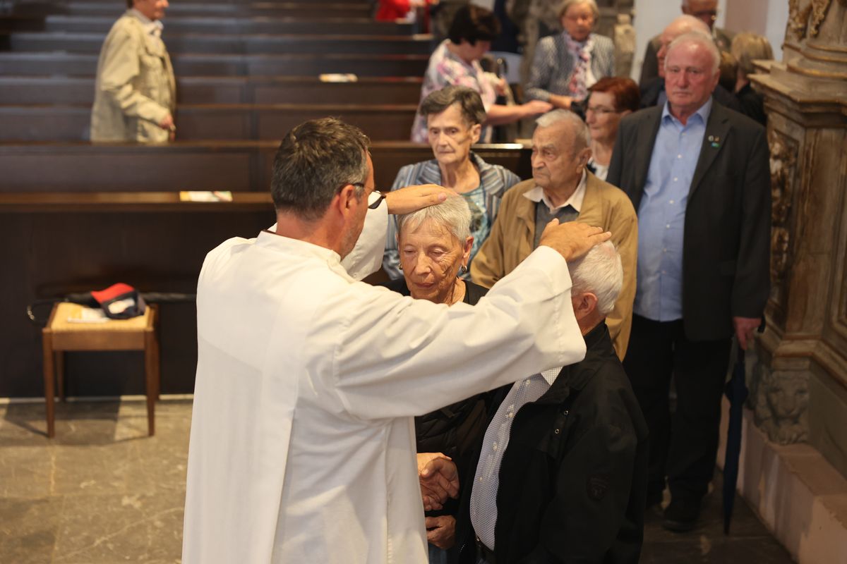 Seelsorgerinnen und Seelsorger spendeten nach dem Gottesdienst den Jubelpaaren individuell den Segen. 