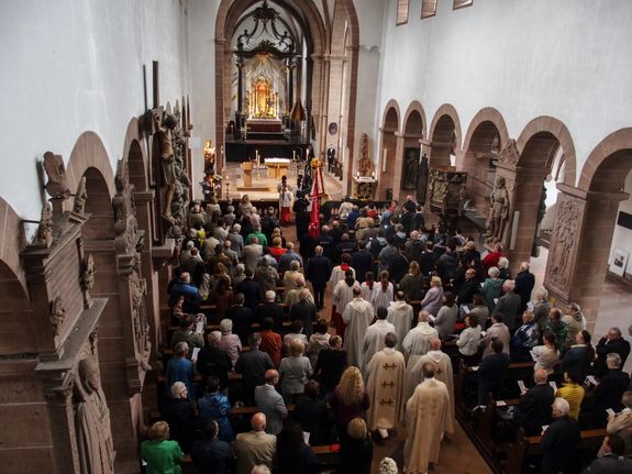 Die Stiftsbasilika Sankt Peter und Alexander war an Fronleichnam sehr gut besucht.