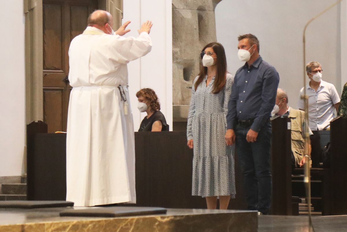 2621/0613 Gottesdienst für Ehejubilare Generalvikar Dr. Vorndran am Freitag, 25. Juni 2021_27658 Generalvikar Dr. Jürgen Vorndran feierte am Freitagabend, 25. Juni, einen Dankgottesdienst mit Ehepaaren, die seit 25 Jahren verheiratet sind. Anschließend spendeten der Generalvikar sowie weitere Priester und Diakone den Jubilaren mit Abstand den Segen.