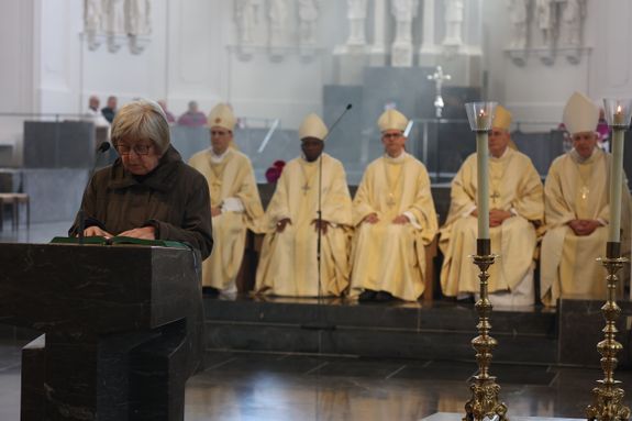 Weihbischof Paul Reder ist am Freitag, 10. Mai, offiziell in sein Amt als Dompropst eingeführt worden - zunächst in der Kapelle des Bischofshauses, dann bei einem Pontifikalgottesdienst im Kiliansdom. Dabei wurde besonders an Bischof em. Dr. Paul-Werner Scheele erinnert, der am 10. Mai 2019 starb.