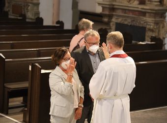 Generalvikar Dr. Jürgen Vorndran feierte am Dienstagabend, 29. Juni, einen Dankgottesdienst mit Ehejubilaren, die 2020 oder 2021 silberne Hochzeit feiern. Im Anschluss hatten die Ehepaare Gelegenheit, sich segnen zu lassen.