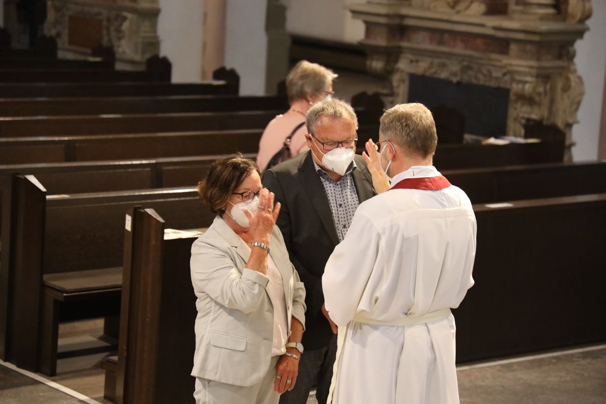 Generalvikar Dr. Jürgen Vorndran feierte am Dienstagabend, 29. Juni, einen Dankgottesdienst mit Ehejubilaren, die 2020 oder 2021 silberne Hochzeit feiern. Im Anschluss hatten die Ehepaare Gelegenheit, sich segnen zu lassen.