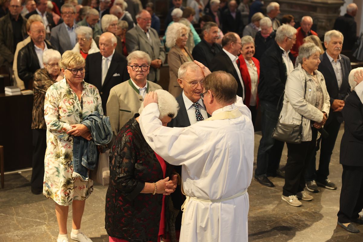 Seelsorgerinnen und Seelsorger spendeten nach dem Gottesdienst den Jubelpaaren individuell den Segen. 