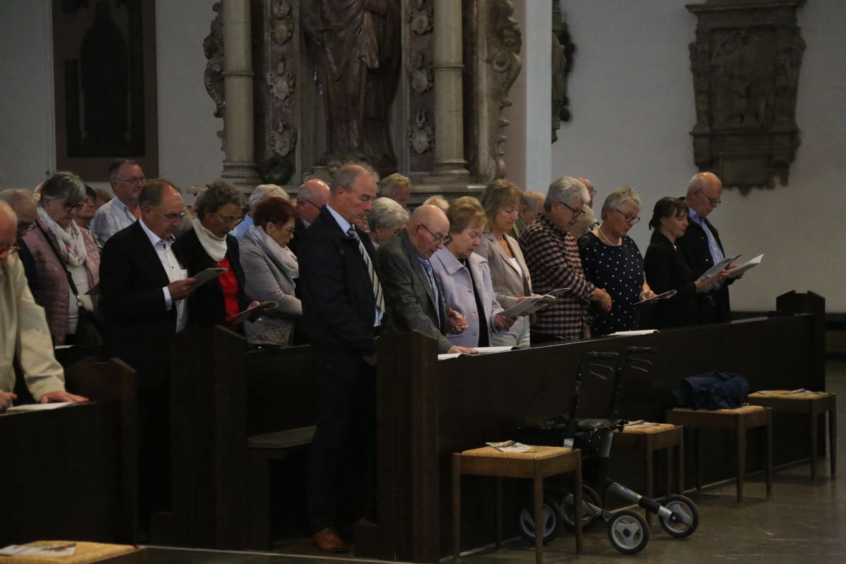 Bischof Dr. Franz Jung hat am Donnerstagnachmittag, 4. Juli, mit etwa 320 Paaren im Kiliansdom ihr goldenes oder diamantenes Ehejubiläum gefeiert.