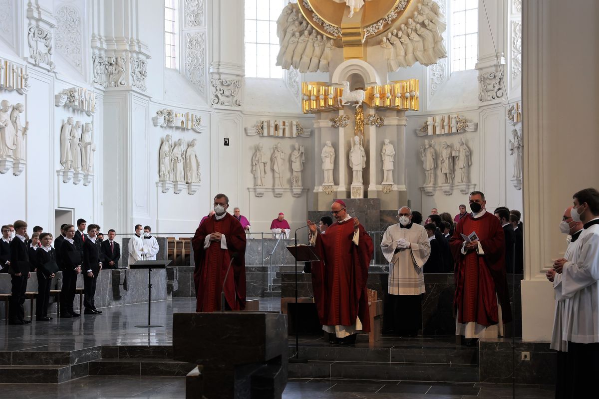 Bischof Dr. Franz Jung hat am Karfreitag, 15. April, die Liturgie vom Leiden und Sterben Jesu im Kiliansdom gefeiert. Bischof Dr. Franz Jung hat am Karfreitag, 15. April, die Liturgie vom Leiden und Sterben Jesu im Kiliansdom gefeiert.