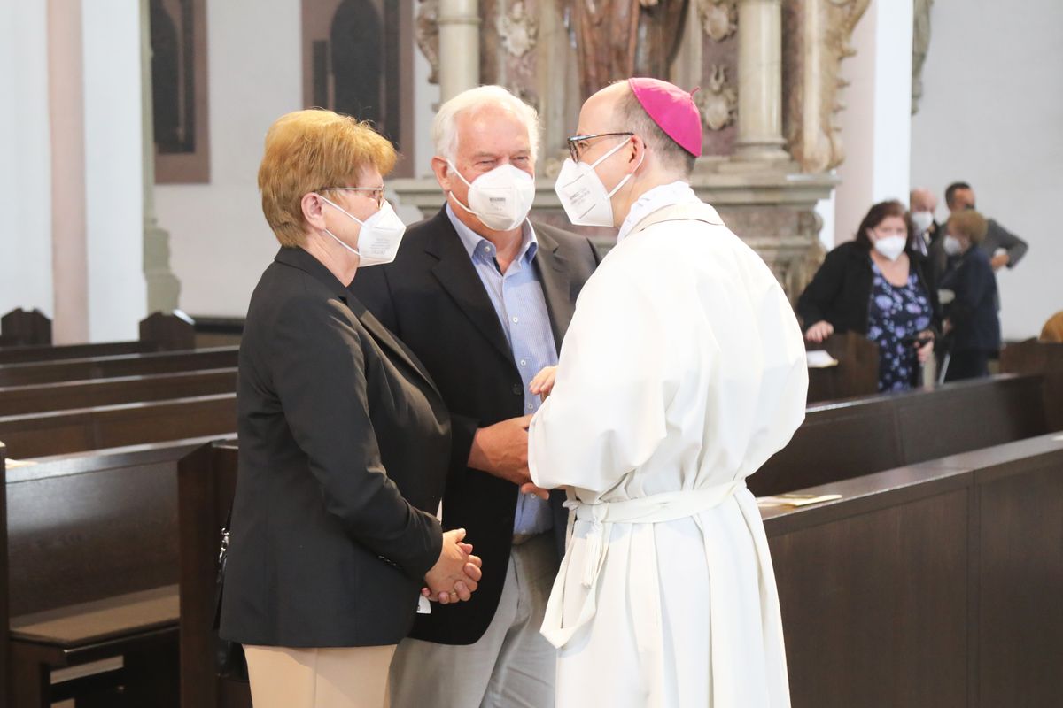 2721/0648 Gottesdienst für Ehejubilare mit Bischof Dr. Franz Jung am Freitagnachmittag, 2. Juli 2021_28541 Bischof Dr. Franz Jung feierte am Freitagnachmittag, 2. Juli 2021, einen Dankgottesdienst im Kiliansdom mit Ehepaaren, die goldenes, diamantenes oder eisernes Ehejubiläum feiern.
