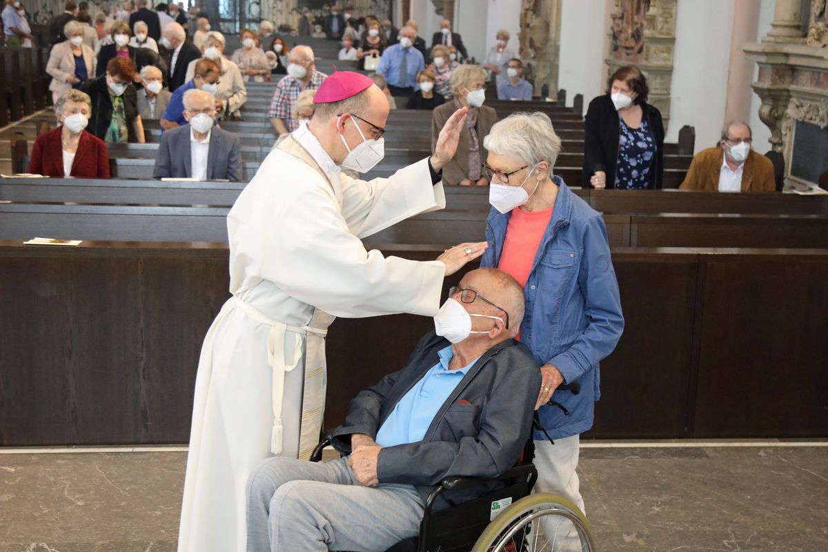 2721/0648 Gottesdienst für Ehejubilare mit Bischof Dr. Franz Jung am Freitagnachmittag, 2. Juli 2021_28515 Bischof Dr. Franz Jung feierte am Freitagnachmittag, 2. Juli 2021, einen Dankgottesdienst im Kiliansdom mit Ehepaaren, die goldenes, diamantenes oder eisernes Ehejubiläum feiern.
