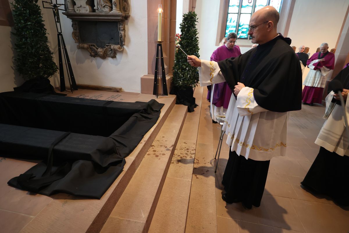 Bischof Dr. Franz Jung feierte am Samstag, 12. Oktober, im Würzburger KIliansdom ein Pontifikalrequiem für Weihbischof em. Helmut Bauer. Die anschließende Beisetzung leitete Dompropst Weihbischof Paul Reder.
