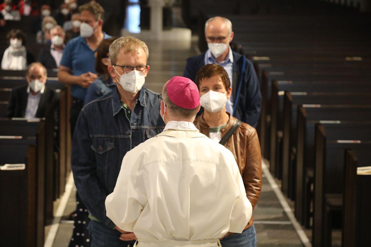 2721/0637-Dankgottesdienst für Ehejubilare mit Bischof Dr. Franz Jung_28323 Bischof Dr. Franz Jung hat am Mittwochabend, 30. Juni, einen Gottesdienst im Würzburger Kiliansdom gefeiert.