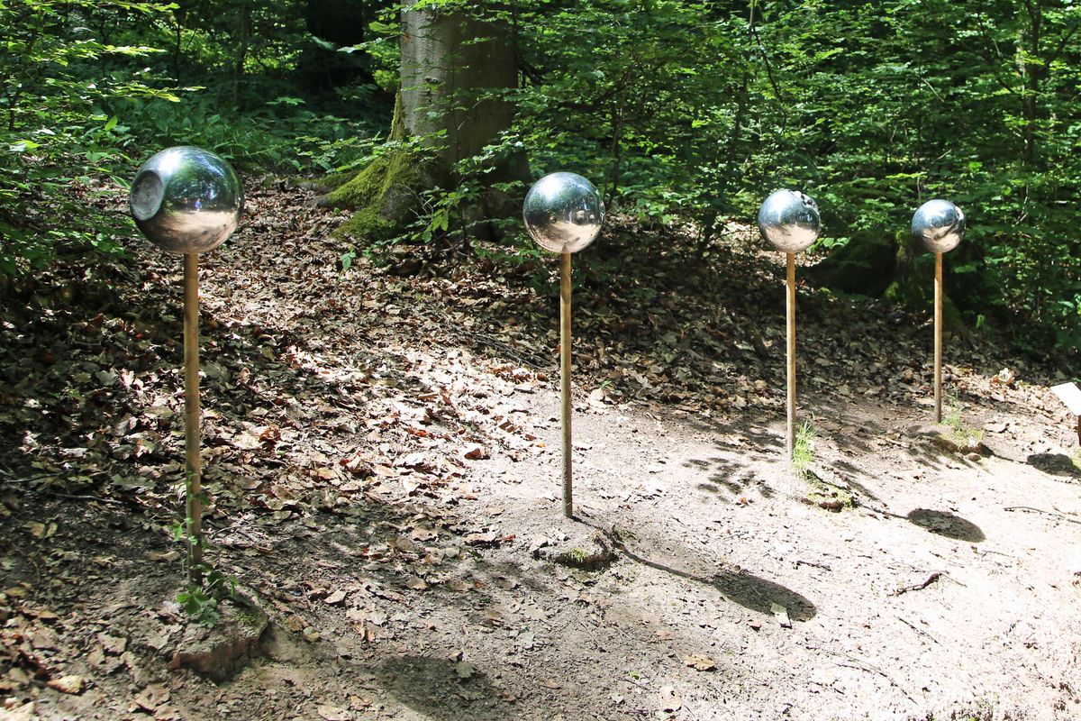 Die Station „Narben“: Die Metallkugeln veranschaulichen die unterschiedlichen Lebensgeschichten der Menschen.